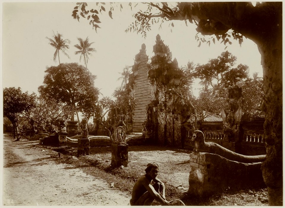 KITLV - 28733 - Kurkdjian, N.V. Photografisch Atelier O. - Soerabaja - Temple complex in Bali - circa 1915