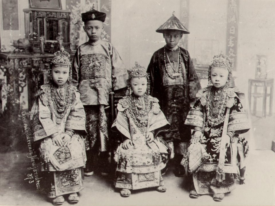 KITLV - 50194 - Lambert & Co., G.R. - Singapore - Wealthy Chinese children in Southeast Asia in traditional costumes - circa 1900