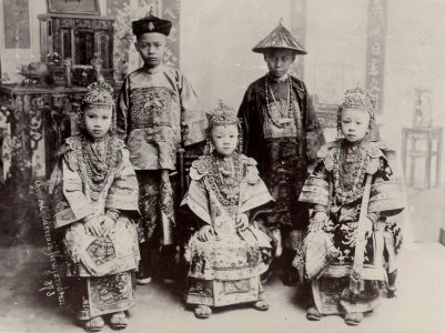 KITLV - 50194 - Lambert & Co., G.R. - Singapore - Wealthy Chinese children in Southeast Asia in traditional costumes - circa 1900
