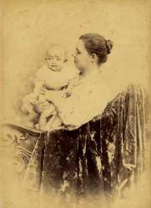 KITLV - 178627 - Lambert & Co, G.R. - Singapore - Studio portrait of a European woman with a baby in Singapore - circa 1890 photo