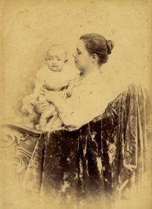 KITLV - 178627 - Lambert & Co, G.R. - Singapore - Studio portrait of a European woman with a baby in Singapore - circa 1890