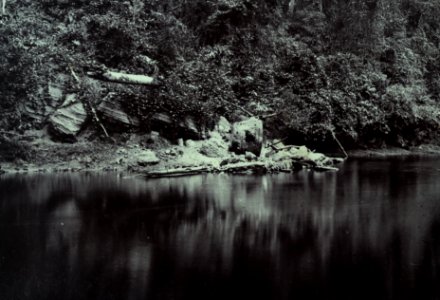 KITLV - 408002 - Demmeni, J. - Crumbling boulders in the Bloeoe River, Borneo expedition led by Dr. A. W. Nieuwenhuis - 1896-1897