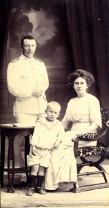 KITLV - 178642 - Kurkdjian, N.V. Fotografisch Atelier O. - Soerabaia-Java - Studio portrait of a soldier with the KNIL (Dutch Indies army) with wife and child in Surabaya - circa 1905
