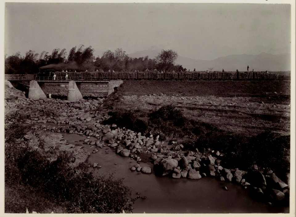 KITLV - 28942 - Kurkdjian, N.V. Photografisch Atelier - Soerabaja - Sugarcane transport by train - 1921
