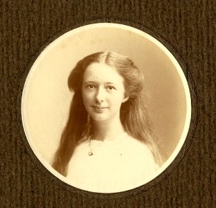KITLV - 178648 - Kurkdjian - Soerabaia - Studio portrait of a European woman in Surabaya - 1913-06