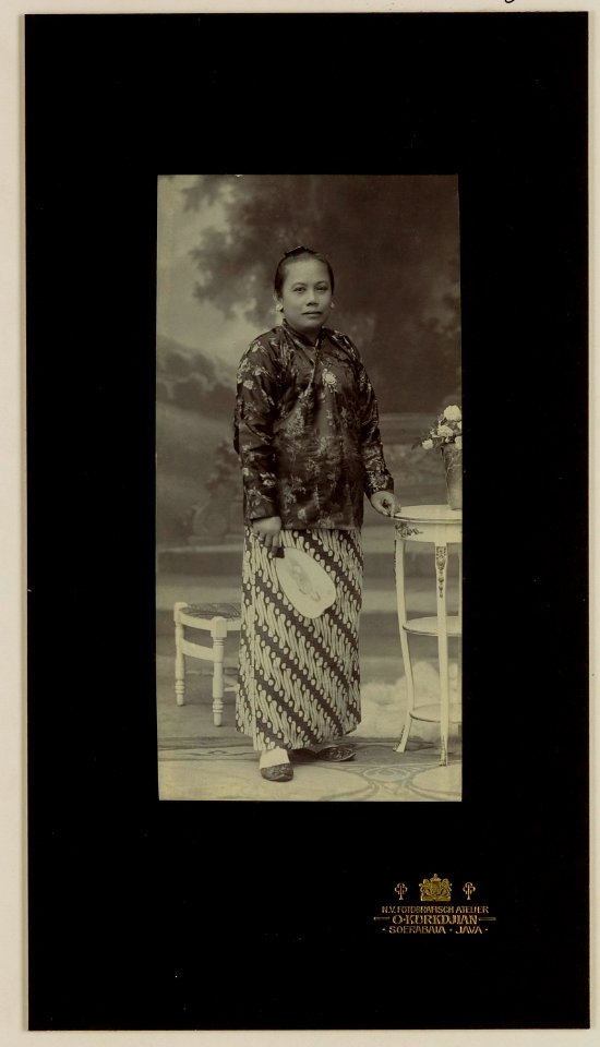 KITLV - 29032 - Kurkdjian, N.V. Photografisch Atelier O. - Soerabaja - A Raden Ayu from East Java - circa 1915