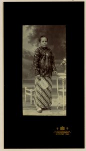 KITLV - 29032 - Kurkdjian, N.V. Photografisch Atelier O. - Soerabaja - A Raden Ayu from East Java - circa 1915