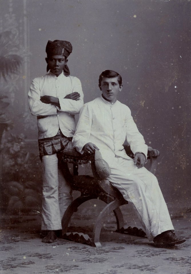 KITLV - 178678 - Kleingrothe, C.J. - Medan & Tandjong Poera - O.K. v. Sumatra - Studio portrait of a man with attendant on the east coast of Sumatra - circa 1910