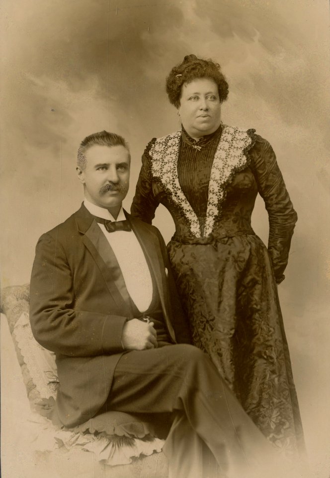 KITLV - 178694 - Kurkdjian, Ohannes - Soerabaya - Studio portrait of a (Indo)-European couple Surabaya - circa 1905