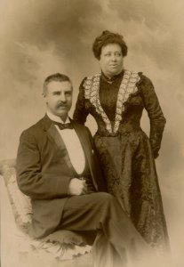KITLV - 178694 - Kurkdjian, Ohannes - Soerabaya - Studio portrait of a (Indo)-European couple Surabaya - circa 1905