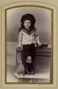 KITLV - 50459 - Kurkdjian, Ohannes - Soerabaja - Indo-European girl in Surabaya - circa 1900