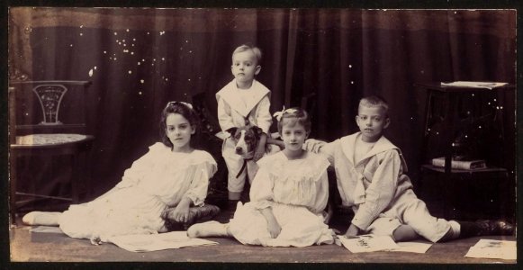 KITLV - 41857 - Kurkdjian, N.V. Photografisch Atelier O. - Soerabaja - European children in Surabaya - circa 1910
