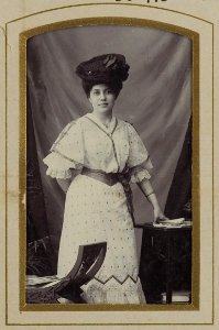 KITLV - 50476 - Kurkdjian, N.V. Photografisch Atelier O. - Soerabaja - Marie Aussems at Surabaya - 1908-8M-6