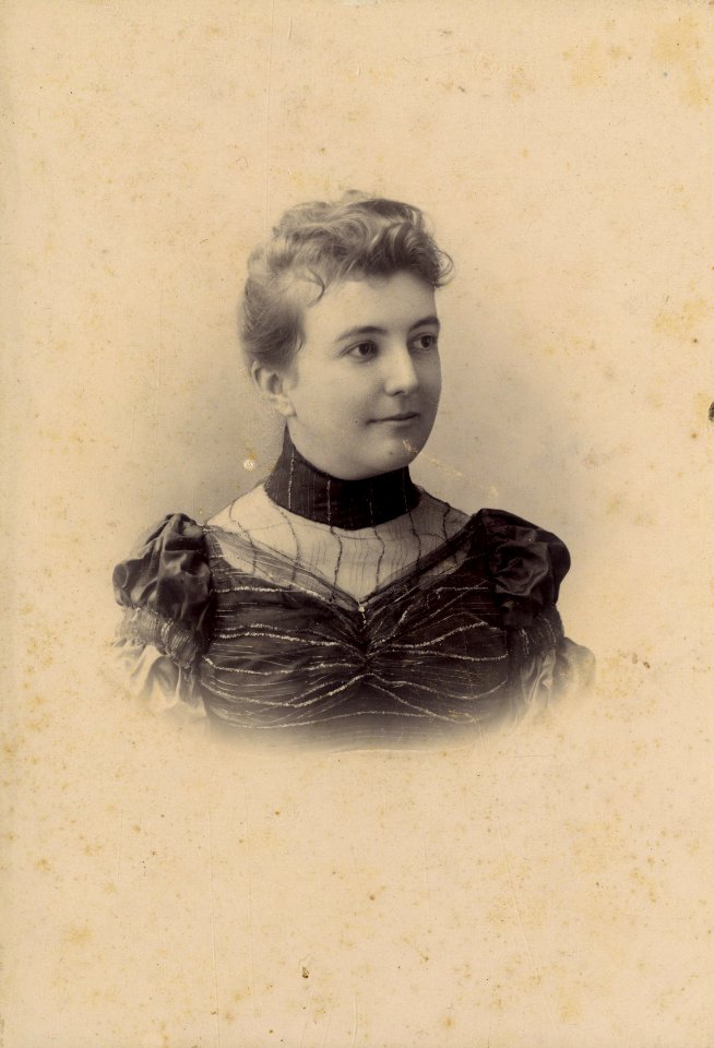 KITLV - 179454 - Kurkdjian, Ohannes - Soerabaya - Portrait of Tine Tonnet at Surabaya - circa 1895