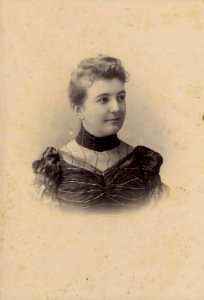 KITLV - 179454 - Kurkdjian, Ohannes - Soerabaya - Portrait of Tine Tonnet at Surabaya - circa 1895