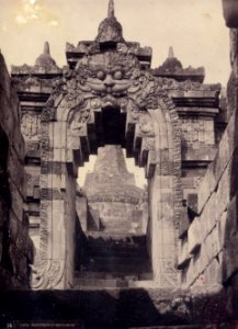 KITLV - 179574 - Kurkdjian, N.V. Photografisch Atelier - Soerabaia-Java - Stairs at Borobudur in Magelang - circa 1910