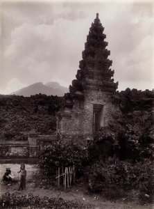 KITLV - 43944 - Kurkdjian, N.V. Photografisch Atelier - Soerabaia-Java - Temple in Bali at the Batoer - presumably 1906-1916 photo