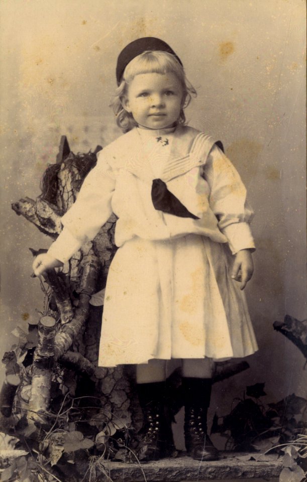 KITLV - 179807 - Kurkdjian, Ohannes - Soerabaya - Studio portrait of Katij Piera in Surabaya. Child portrait. - 1899-08-07