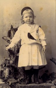 KITLV - 179807 - Kurkdjian, Ohannes - Soerabaya - Studio portrait of Katij Piera in Surabaya. Child portrait. - 1899-08-07