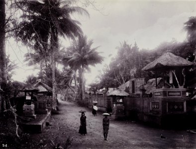 KITLV - 43948 - Kurkdjian, N.V. Photografisch Atelier - Soerabaia-Java - Road in Bangli - presumably 1906-1916