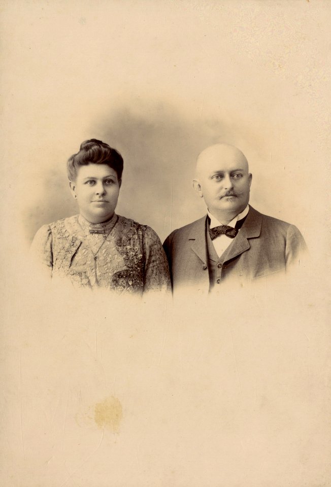KITLV - 180020 - Kurkdjian, Ohannes - Soerabaya - Portrait of a European couple in Surabaya - circa 1910