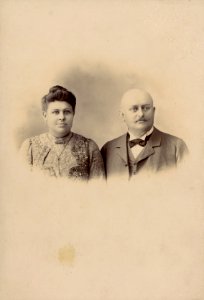 KITLV - 180020 - Kurkdjian, Ohannes - Soerabaya - Portrait of a European couple in Surabaya - circa 1910