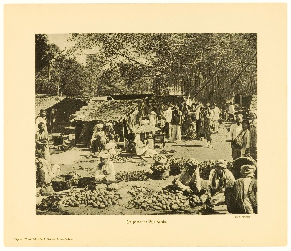 KITLV - 29365 - Demmeni, J. - Market at Payakumbuh, Sumatra - circa 1910