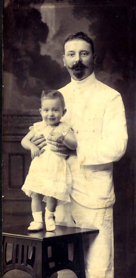 KITLV - 180032 - Kurkdjian, N.V. Photografisch Atelier - Soerabaia-Java - Studio portrait of a European man with his child in Surabaya - circa 1905