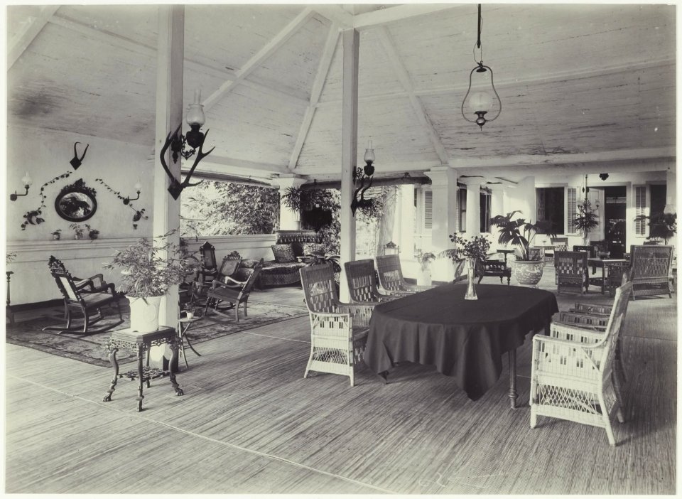 KITLV - 2954 - Kurkdjian - Soerabaja - Porch of the house of Mr. A. Paets tot Gansoyen in Sawahan, Surabaya - 1909
