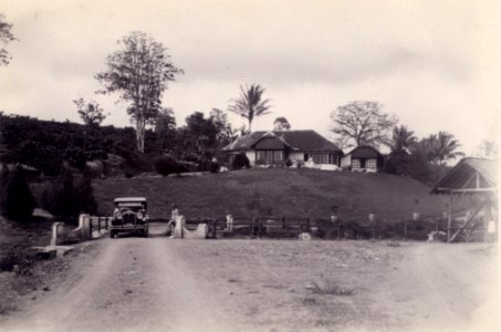 KITLV - 180183 - Kurkdjian, N.V. Photografisch Atelier - Soerabaia-Java - Car on a bridge in the Dutch East Indies with a house in the background - circa 1908