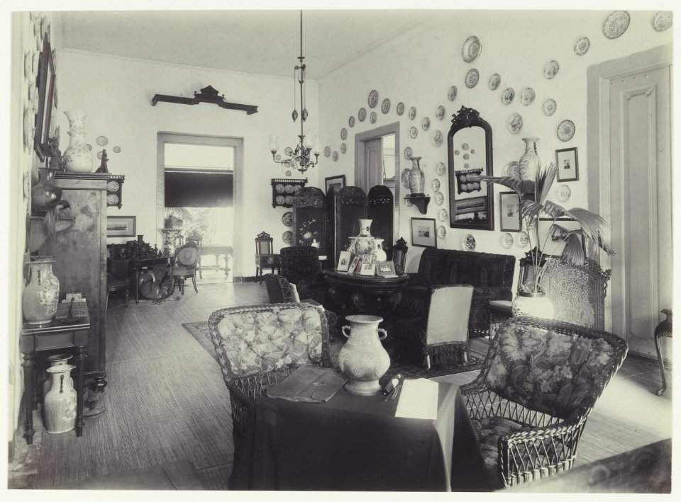 KITLV - 2958 - Kurkdjian - Soerabaja - Living room in the house of Mr. A. Paets tot Gansoyen in Sawahan in Surabaya - 1909