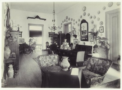 KITLV - 2958 - Kurkdjian - Soerabaja - Living room in the house of Mr. A. Paets tot Gansoyen in Sawahan in Surabaya - 1909