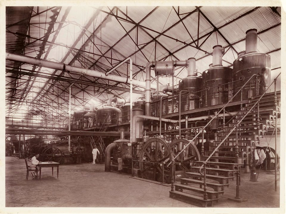 KITLV - 30196 - Kurkdjian, N.V. Photografisch Atelier - Soerabaja - Sugar company in East Java - 1921