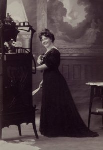 KITLV - 48949 - Kurkdjian, N.V. Photografisch Atelier O. - Soerabaia-Java - European woman, presumably in Surabaya - 1895-1915