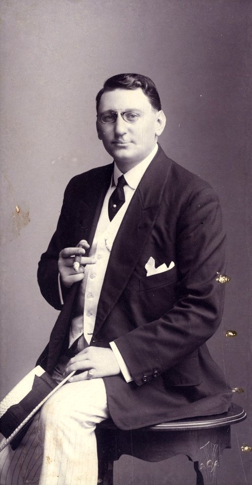 KITLV - 181400 - Kurkdjian, N.V. Photografisch Atelier - Soerabaia-Java - Studio portrait of a European man with a cigar in Surabaya - circa 1925