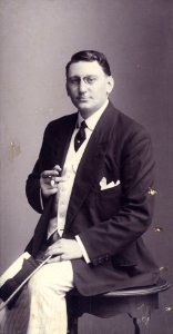 KITLV - 181400 - Kurkdjian, N.V. Photografisch Atelier - Soerabaia-Java - Studio portrait of a European man with a cigar in Surabaya - circa 1925
