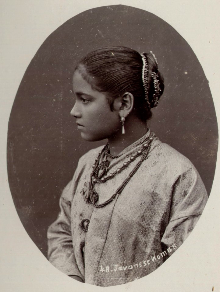 KITLV - 50184 - Lambert & Co., G.R. - Singapore - A Javanese woman - circa 1900