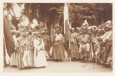 KITLV - 5358 - Creoles met at a festivity in Surinam - circa 1900