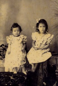 KITLV - 181434 - Kurkdjian, Ohannes - Soerabaya - Studio portrait of Cora and Jacqueline van Raalten in Surabaya - 1904-01