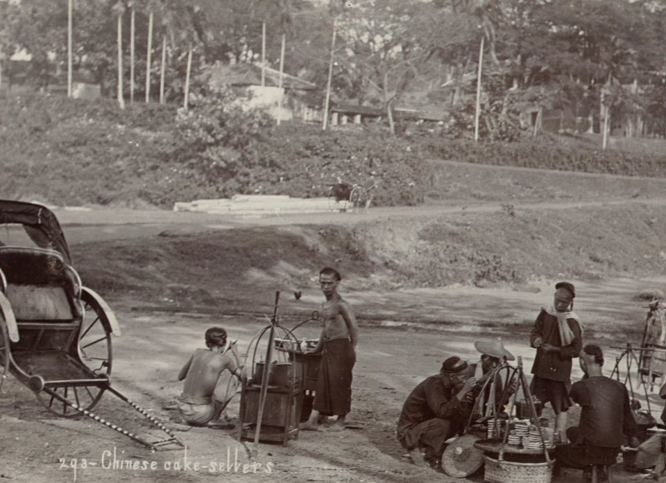 KITLV - 50188 - Lambert & Co., G.R. - Singapore - Chinese cookie sellers in Singapore - circa 1900 photo