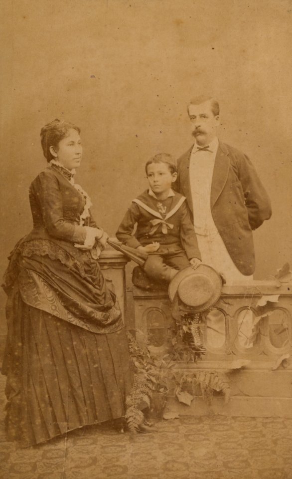 KITLV - 181457 - Lambert & Co, G.R. - Singapore - Studio portrait of (Indo)-European family at Singapore - circa 1880