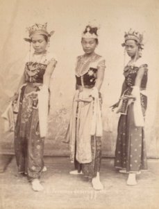 KITLV - 50192 - Lambert & Co., G.R. - Singapore - Three Javanese dancers - circa 1900