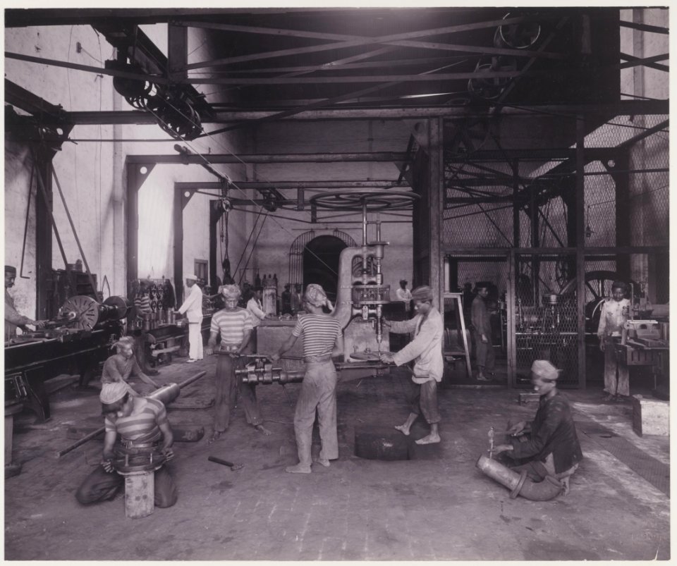 KITLV - 5414 - Kurkdjian - Soerabaja - Workshop at the sugar company Ketanen at Mojokerto - 1916-04