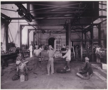KITLV - 5414 - Kurkdjian - Soerabaja - Workshop at the sugar company Ketanen at Mojokerto - 1916-04