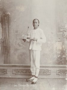 KITLV - 50196 - Lambert & Co., G.R. - Singapore - Chinese clerk in Singapore - circa 1900 photo