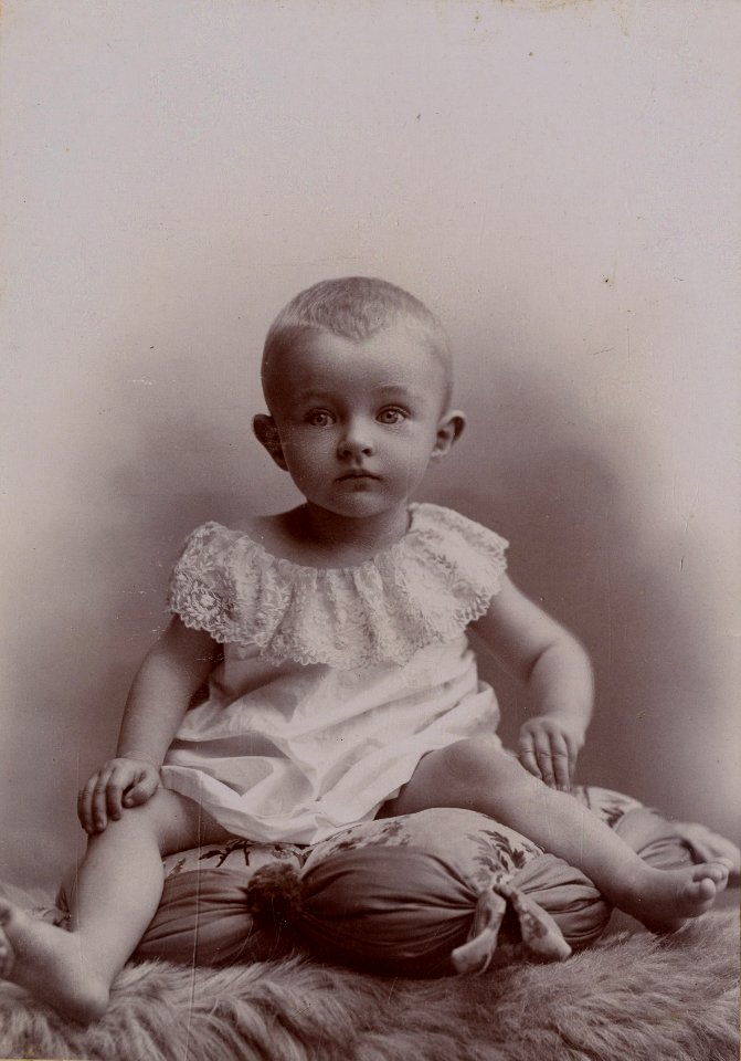 KITLV - 181529 - Stafhell & Kleingrothe - Medan-Deli-Sumatra - Studio portrait of a European baby in Medan, Sumatra - 1897-04-23