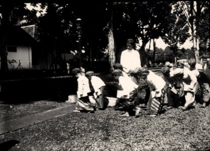 KITLV - 183057 - Demmeni, J. - Teacher and students in Java - circa 1910