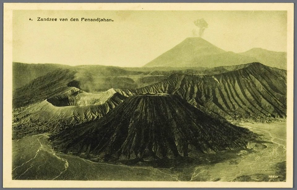 KITLV - 33434 - Kurkdjian, N.V. Photografisch Atelier - Soerabaja - Sand Sea (Lautan pasir) near the Tengger Mountains seen from the Penanjakan - Mount Bromo, Java - circa 1920