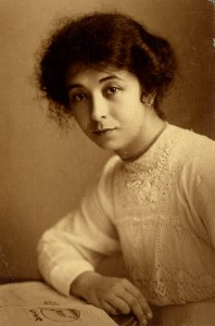KITLV - 183162 - Kurkdjian, Atelier - Portrait photographer M. M. (Thilly) Weissenborn, Surabaya - 1916