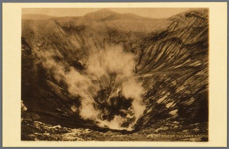 KITLV - 33438 - Kurkdjian, N.V. Photografisch Atelier - Soerabaja - Crater of the volcano Bromo in East Java - circa 1920